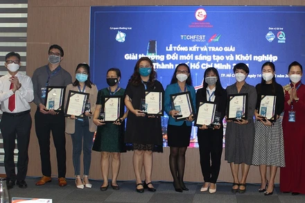 Trao giải thưởng Đổi mới sáng tạo và Khởi nghiệp Thànnh phố Hồ Chí Minh năm 2021 cho các cá nhân, tổ chức đạt giải.