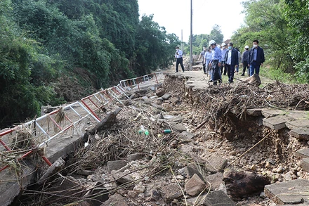 Đoàn công tác của UBND tỉnh Phú Yên kiểm tra, chỉ đạo khắc phục sự cố hư hỏng tại đập đầu mối hệ thống thủy nông Đồng Cam, kịp phục vụ sản xuất vụ lúa đông xuân sắp tới.