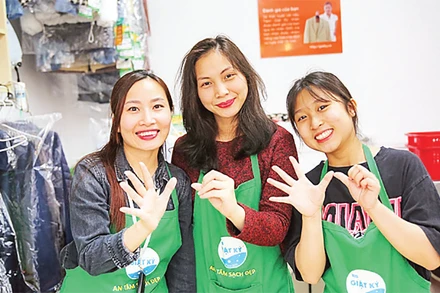 Ở tiệm Giặt là Sáng. 