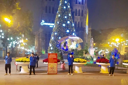 Thanh niên quận Hoàn Kiếm ra quân ngăn tình trạng tập trung đông người đêm Noel, nhằm hạn chế tình trạng lây nhiễm Covid-19.