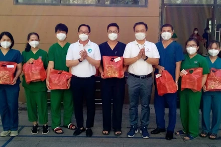 Lãnh đạo Công ty Cổ phần Pacific Foods tặng quà các y, bác sĩ tại Bệnh viện dã chiến số 6, phường An Khánh, TP Thủ Đức, TP Hồ Chí Minh.
