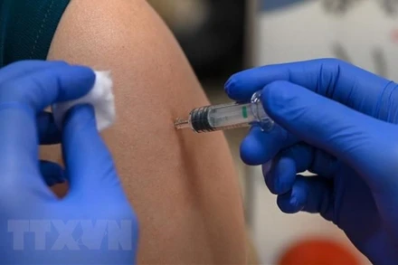 Tiêm vaccine phòng Covid-19 tại Singapore. (Ảnh: AFP/TTXVN)