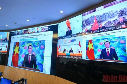 Chủ tịch Quốc hội Vương Đình Huệ phát biểu tại Phiên toàn thể về kinh tế và thương mại. (Ảnh: Duy Linh)