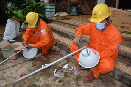 Công ty Điện lực Bình Định phối hợp Đoàn thanh niên thị xã Hoài Nhơn thực hiện chương trình “Thắp sáng đường quê”.