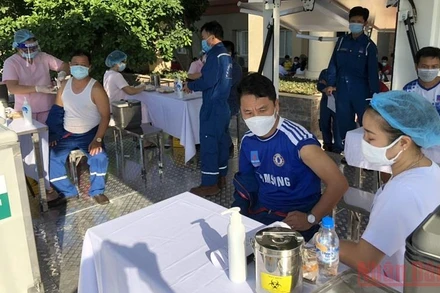 Đến ngày 31/12, Quảng Ngãi phấn đấu hoàn thành 100% người trên 18 tuổi tiêm đủ 2 mũi vaccine.