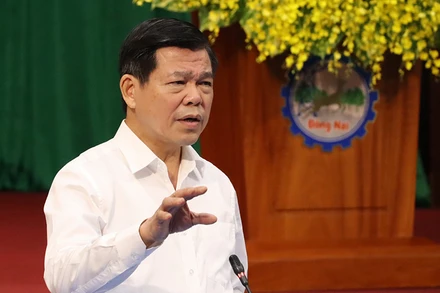 Bí thư Tỉnh ủy Đồng Nai Nguyễn Hồng Lĩnh trả lời các câu hỏi của người lao động tại buổi đối thoại.