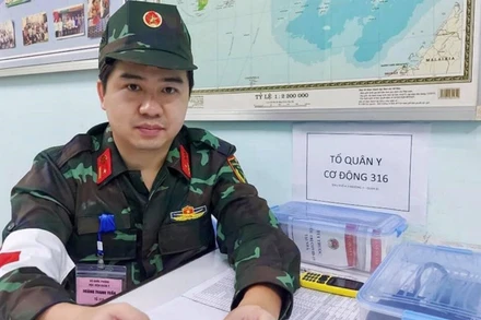 Bác sĩ Hoàng Thanh Tuấn, Viện Bỏng Quốc gia cùng các đồng đội lập nhóm tư vấn hỗ trợ F0 điều trị tại nhà. 