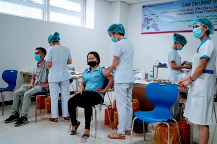 Đẩy nhanh tiến độ tiêm vaccine ngừa Covid-19 cho các đối tượng từ 12 tuổi trở lên là biện pháp quan trọng trong phòng, chống dịch.