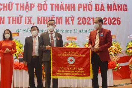 Hội Chữ thập đỏ quận Cẩm Lệ vinh dự được nhận Cờ thi đua.