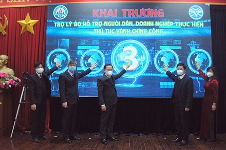 Lãnh đạo UBND tỉnh Lạng Sơn, cùng các đại biểu bấm nút khai trương trợ lý ảo “iSee Lạng Sơn”.