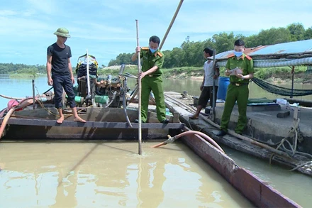 Hai tàu hút cát trái phép trên sông Chu bị Công an Thanh Hóa phát hiện, bắt giữ.