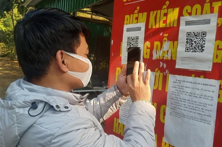 Người từ nơi khác đến phải khai báo y tế tại chốt kiểm soát dịch bệnh của thành phố Sơn La.