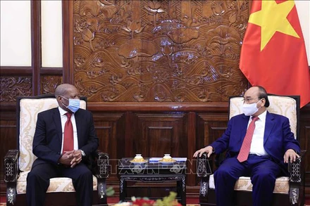 Chủ tịch nước Nguyễn Xuân Phúc tiếp Đại sứ Cộng hòa Nam Phi Mpetjane Kgaogelo Lekgoro đến chào từ biệt. (Ảnh: TTXVN)