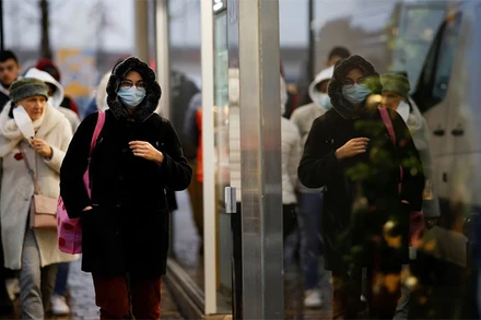 Người dân tại Nantes, Pháp, đeo khẩu trang khi ra đường. (Ảnh: Reuters)