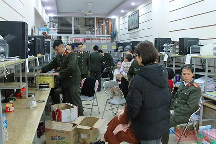 Cơ quan Công an khám Công ty do Bùi Hồng Thiện làm chủ, thu giữ nhiều tài liệu liên quan mua bán trái phép hóa đơn giá trị gia tăng.