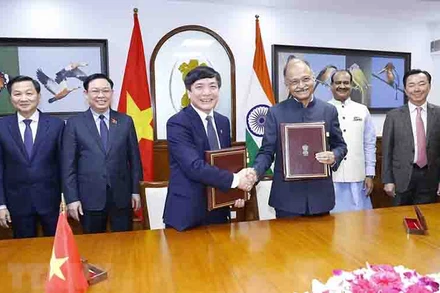 Chủ tịch Quốc hội Vương Đình Huệ và Chủ tịch Hạ viện Ấn Độ Om Birla chứng kiến lễ ký. (Ảnh: TTXVN)