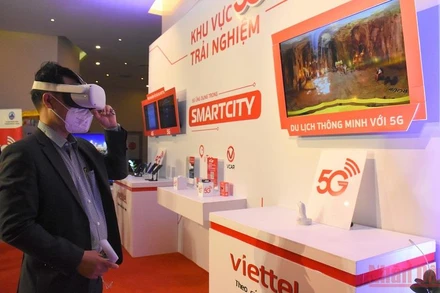 Người dân Đà Nẵng trải nghiệm mạng 5G Viettel tại sự kiện. (Ảnh: ANH ĐÀO)