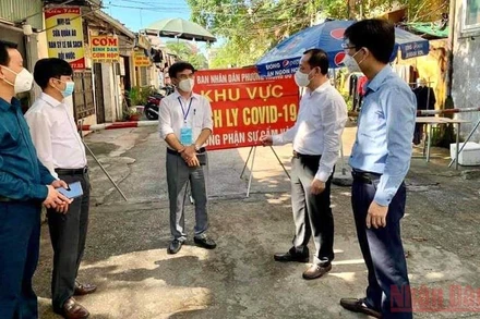 Lãnh đạo thành phố Vinh kiểm tra các chốt cách ly.