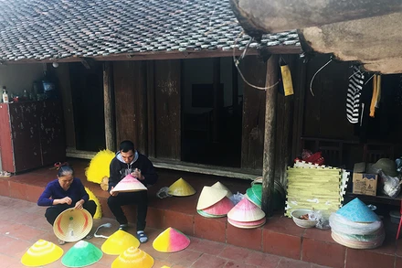 Anh Kiều Cao Dũng cùng bác Doãn Thị Thái chế tác nón từ xương lá bồ đề. 