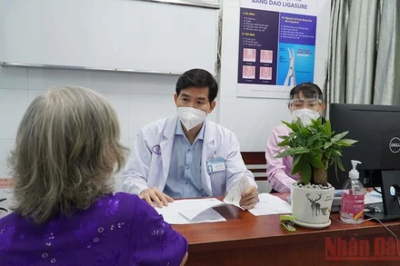 Bệnh nhân khám tại phòng khám Hậu môn trực tràng, Bệnh viện Chợ Rẫy.