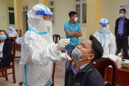 Lực lượng y tế Quảng Bình xét nghiệm cho người liên quan đến ổ dịch Công ty chế biến thủy sản Dalu Surimi.