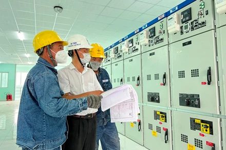 Lãnh đạo Tổng Công ty Điện lực Thành phố Hồ Chí Minh và các đoàn viên, thanh niên khánh thành, bàn giao công trình “Chung tay sử dụng năng lượng xanh” cho Trung tâm nuôi dưỡng bảo trợ trẻ Linh Xuân.