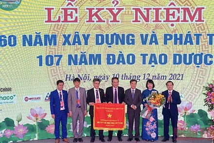 Trường đại học Dược Hà Nội đón nhận Cờ thi đua của Thủ tướng Chính phủ nhân kỷ niệm 60 năm xây dựng và phát triển. 