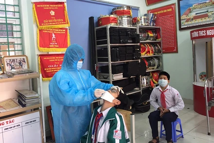 Lực lượng y tế của thành phố lấy mẫu tầm soát sức khoẻ cho học sinh các trường học trên địa bàn.