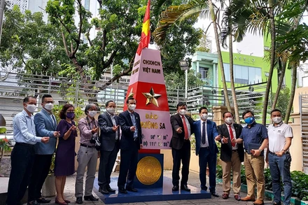 Khánh thành mô hình Cột mốc chủ quyền biển đảo.