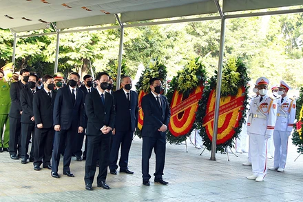 Đoàn đại biểu Ban Chấp hành Trung ương Đảng do Chủ tịch Quốc hội Vương Đình Huệ dẫn đầu vào viếng đồng chí Hà Mạnh Trí. (Ảnh: VGP)