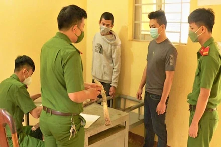 Hai đối tượng Trần Minh Phụng và Hoàng Văn Truyền tại Công an huyện Cư Kuin.