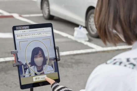 Công nghệ này chính xác đến 99,9% ngay cả khi người dùng đang đeo khẩu trang. (Ảnh: Kyodo)