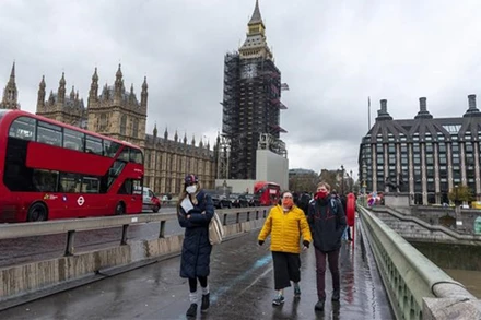 Người dân đeo khẩu trang phòng dịch Covid-19 tại London (Anh), ngày 6/12/2021. (Ảnh: TTXVN)