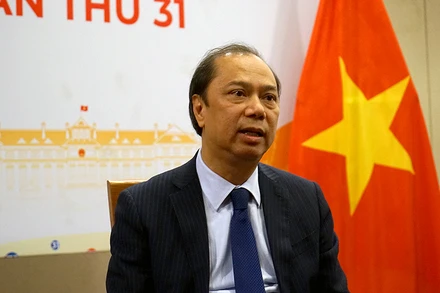 Thứ trưởng Ngoại giao Nguyễn Quốc Dũng trả lời phỏng vấn báo chí. Ảnh: Đinh Trường.