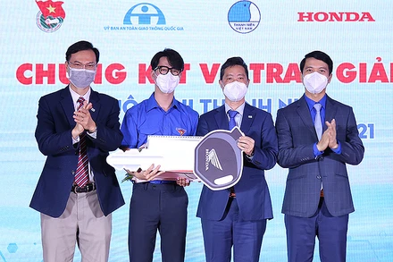 Bí thư Trung ương Đoàn, Chủ tịch Hội Liên hiệp thanh niên Việt Nam Nguyễn Ngọc Lương (ngoài cùng bên phải trong ảnh) cùng đại diện Ban Tổ chức cuộc thi trao giải Nhất tặng thí sinh Huỳnh Thanh Thân.