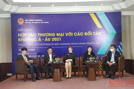 Các diễn giả thảo luận về các cơ hội kinh doanh tại khu vực Á-Âu.