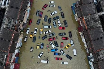 Nhiều phương tiện và tòa nhà tại bang Selangor ngập trong nước, ngày 21/12. (Ảnh: Reuters)