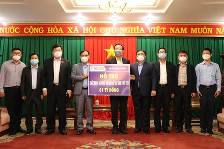 Lãnh đạo Tổng công ty Phát điện 2 trao kinh phí hỗ trợ Phú Yên khắc phục hậu quả lũ, lụt.