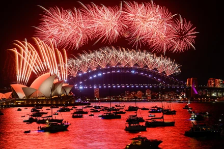 Pháo hoa rực sáng khu vực cầu cảng Sydney, Australia trong khoảnh khắc đầu tiên của năm mới, ngày 1/1/2022. (Ảnh: Reuters)