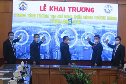Lãnh đạo Ủy ban nhân dân tỉnh và các đại biểu tham gia bấm nút khai trương Trung tâm thông tin chỉ đạo, điều hành thông minh.