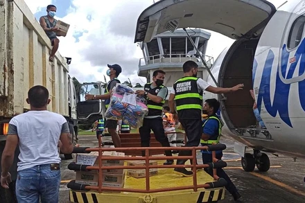 Nhân viên hàng không hỗ trợ dỡ hàng viện trợ cho nạn nhân của bão Rai tại tỉnh Surigao del Norte, Philippines. (Ảnh: Lực lượng Bảo vệ bờ biển Philippines/Reuters)
