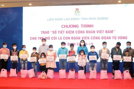 Trao sổ tiết kiệm cho trẻ mồ côi là con của đoàn viên công đoàn tử vong do dịch Covid-19 tại Bình Dương.