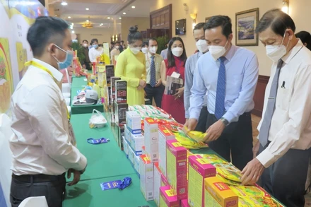 Các đại biểu tham quan một gian hàng tại triển lãm.