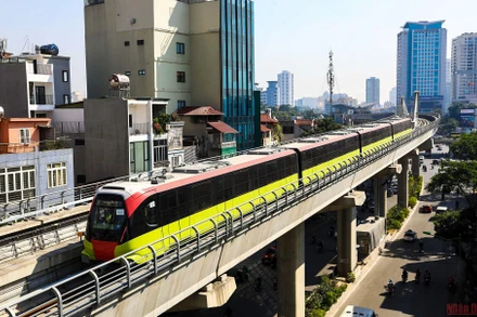 Ngày 6/12, dự án metro Nhổn - ga Hà Nội vận hành các đoàn tàu với tốc độ 80km/h ở chế độ tự động để kiểm tra, đánh giá. (Ảnh: Thành Đạt)