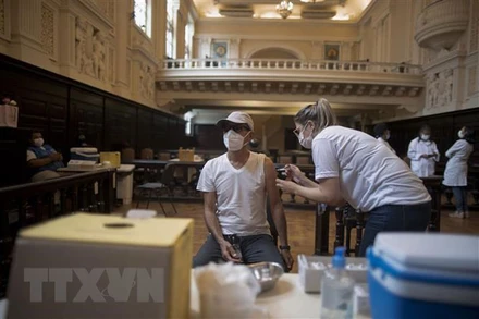 Nhân viên y tế tiêm vaccine phòng Covid-19 cho người dân tại Rio de Janeiro, Brazil. (Ảnh: AFP/ TTXVN)