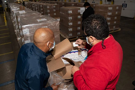 Các nhân viên của hãng dược phẩm Pfizer kiểm tra các kiện hàng chứa thuốc điều trị Covid-19 Paxlovid của hãng tại một cơ sở phân phối ở thành phố Memphis, bang Tennessee, Mỹ (Ảnh: Pfizer/Reuters)