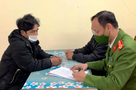 Lực lượng chức năng lấy lời khai đối tượng Pùa Lao Tủa.