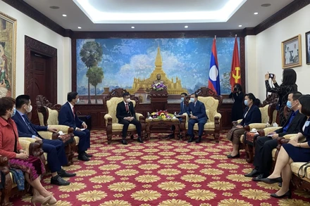 Đại sứ Lào tại Việt Nam tiếp đại diện Công ty KTS Việt Nam.