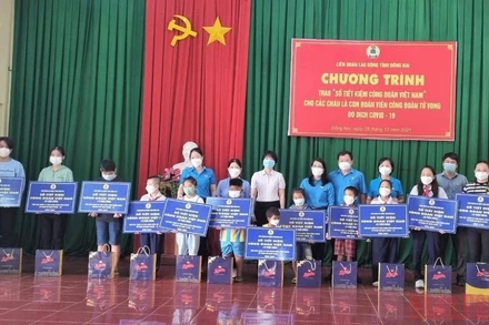 Lãnh đạo Liên đoàn Lao động tỉnh Đồng Nai và huyện Vĩnh Cửu trao sổ tiết kiệm Công đoàn Việt Nam tặng con đoàn viên tử vong do Covid-19.