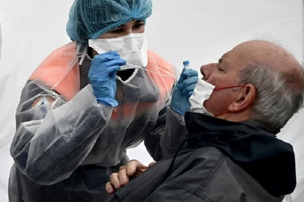 Xét nghiệm Covid-19. (Ảnh: BFMTV)